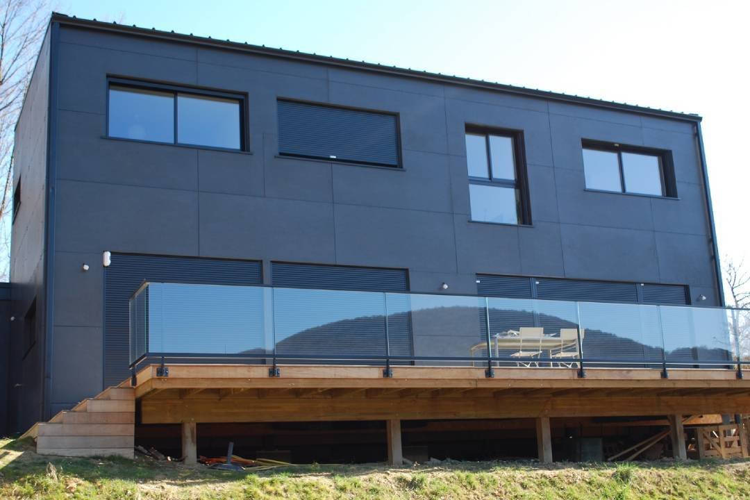 tmavá moderní budova