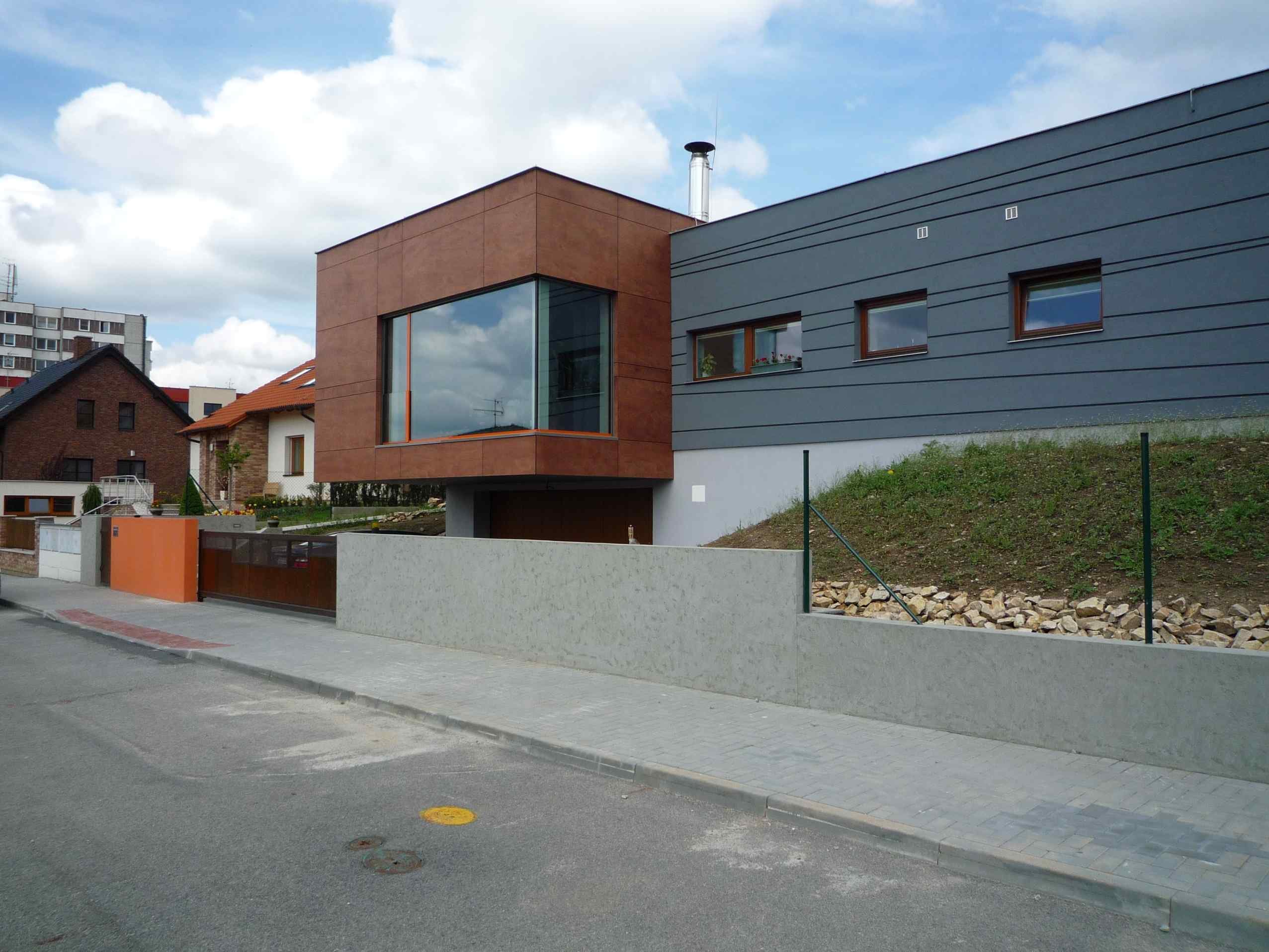 Exteriér budovy s obkladem imitujícím dřevo na provětrávané fasádě