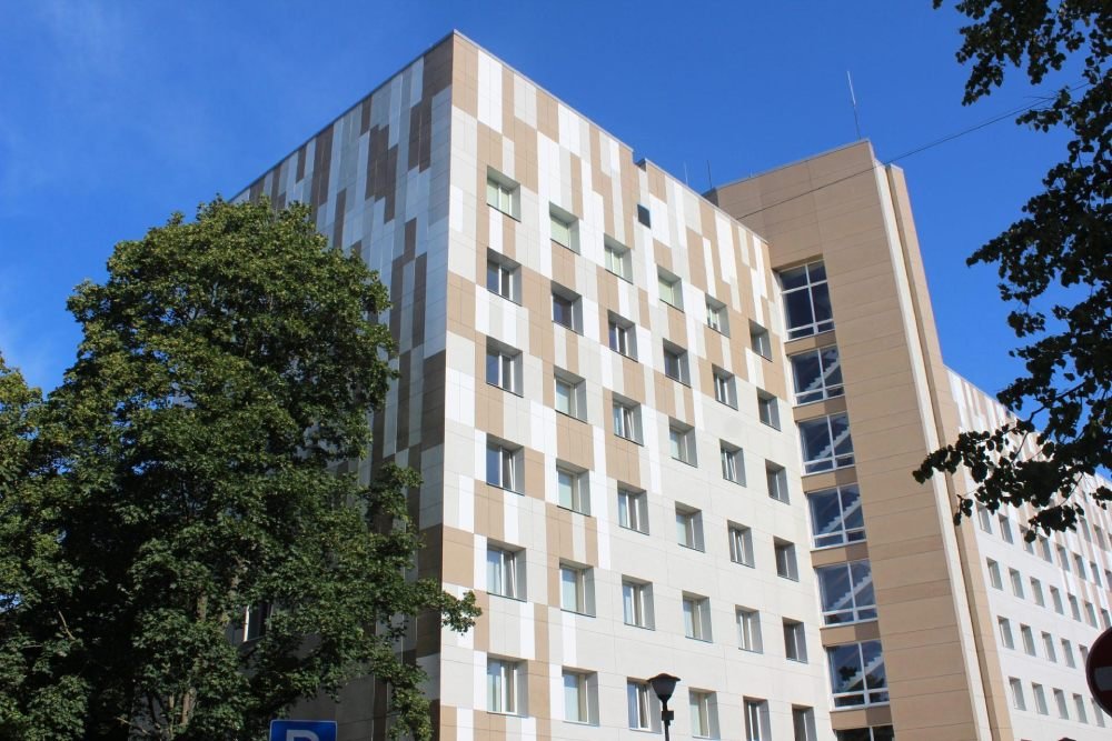 Světlé neutrální tóny na budově ve městě