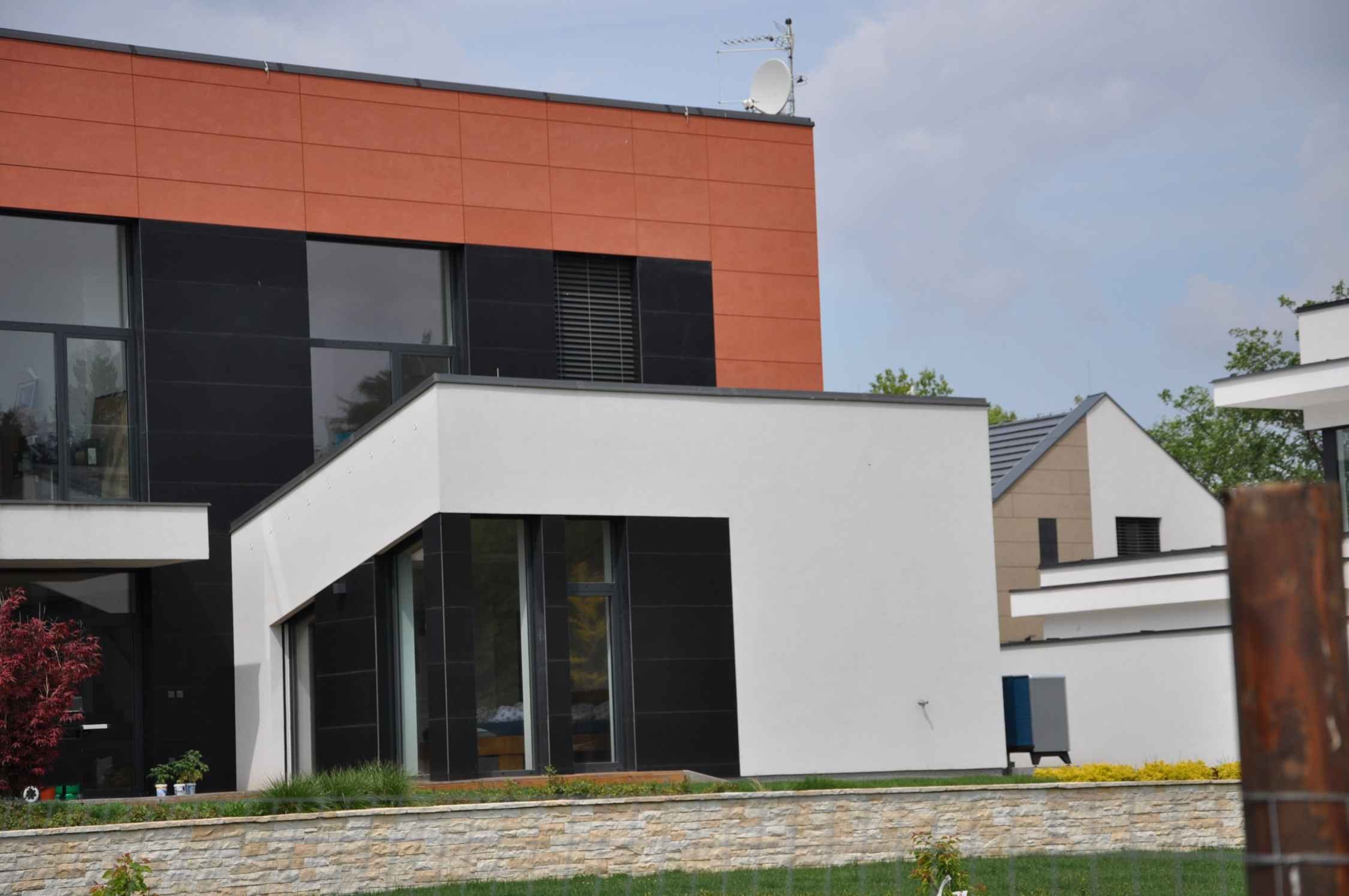 Současná architektura s obkladem na fasádě v dekoru dřeva