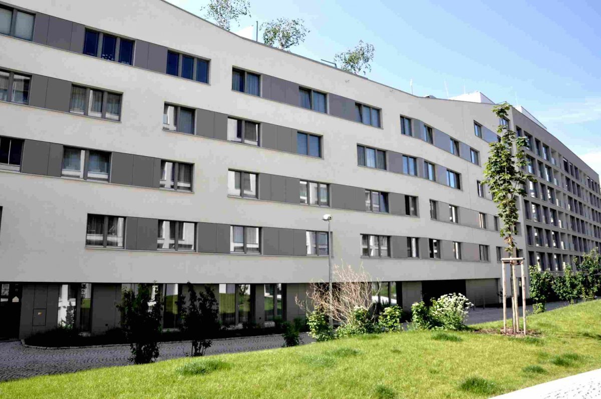 Montáž fasády v zimě na městské budově Montáž fasády v zimě na městské budově
