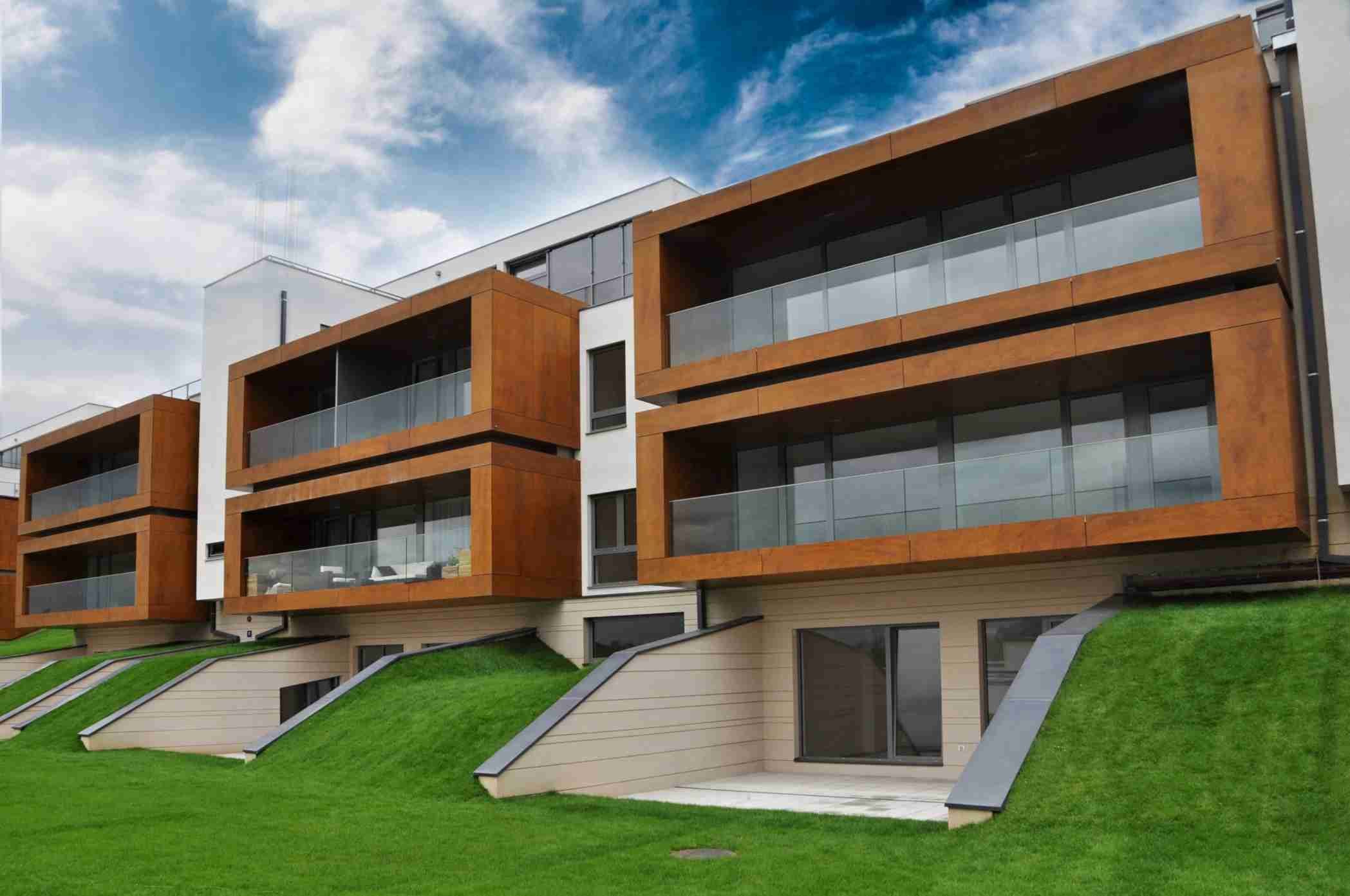 HPL kompaktní desky na moderní budově HPL kompaktní desky na moderní budově
