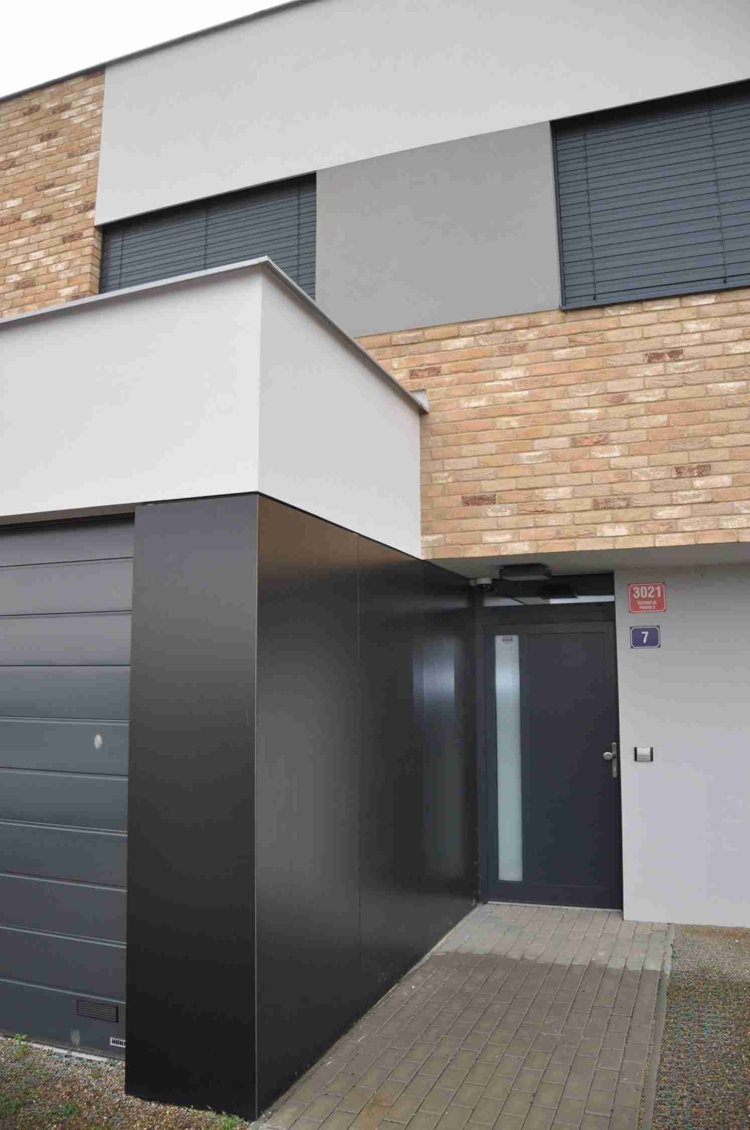 HPL fasáda u vchodu budovy