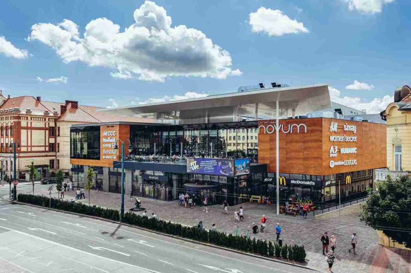 Gravírované fasády na budově obchodního centra Gravírované fasády na budově obchodního centra