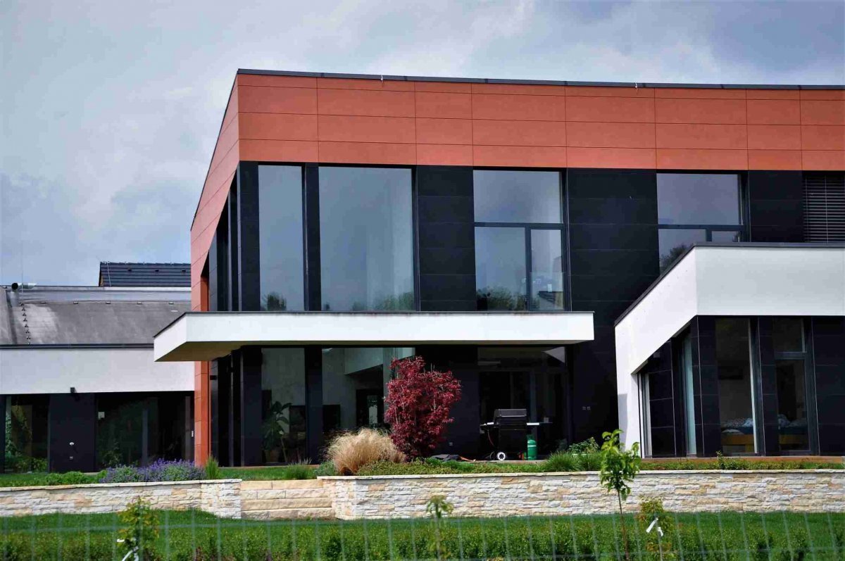 Provětrávaná fasáda na moderní budově Provětrávaná fasáda na moderní budově