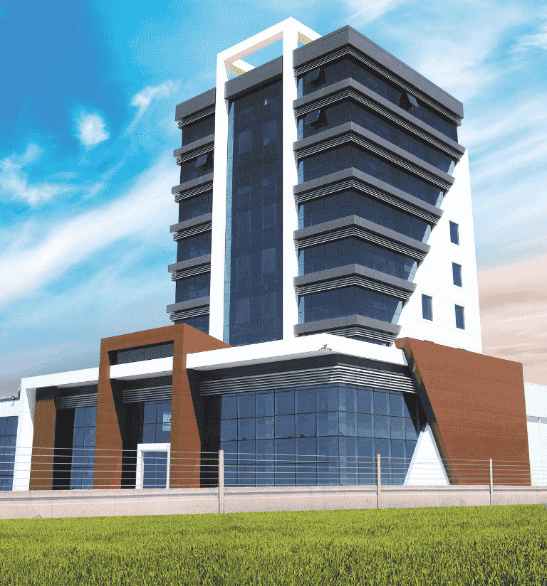 Moderní vícepodlažní administrativní budova s tmavou prosklenou fasádou a výraznými bílými architektonickými prvky.